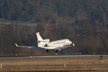 Zürih, İsviçre, 14 Ocak 2024 LN-XAX Sundt Hava Savunma Şahini 8X uçağı Davos 'taki dünya ekonomik forumu sırasında 14. piste iniyor.