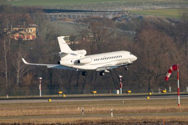 Zürih, İsviçre, 14 Ocak 2024 LN-XAX Sundt Hava Savunma Şahini 8X uçağı Davos 'taki dünya ekonomik forumu sırasında 14. piste iniyor.