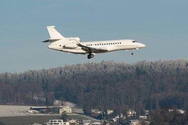 Zürih, İsviçre, 14 Ocak 2024 LN-XAX Sundt Hava Savunma Şahini 8X uçağı Davos 'taki dünya ekonomik forumu sırasında 14. piste iniyor.