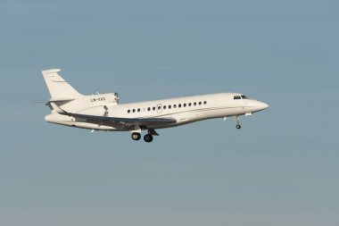 Zürih, İsviçre, 14 Ocak 2024 LN-XAX Sundt Hava Savunma Şahini 8X uçağı Davos 'taki dünya ekonomik forumu sırasında 14. piste iniyor.