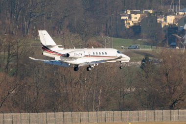 Zürih, İsviçre, 14 Ocak 2024 CS-LTW Net Jets Cessna 680A Enlem uçağı Davos 'taki dünya ekonomik forumu sırasında 14. piste iniyor.