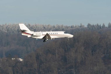 Zürih, İsviçre, 14 Ocak 2024 CS-LTW Net Jets Cessna 680A Enlem uçağı Davos 'taki dünya ekonomik forumu sırasında 14. piste iniyor.