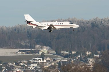 Zürih, İsviçre, 14 Ocak 2024 CS-LTW Net Jets Cessna 680A Enlem uçağı Davos 'taki dünya ekonomik forumu sırasında 14. piste iniyor.
