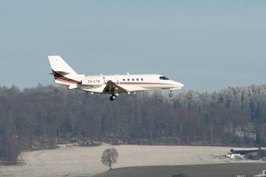 Zürih, İsviçre, 14 Ocak 2024 CS-LTW Net Jets Cessna 680A Enlem uçağı Davos 'taki dünya ekonomik forumu sırasında 14. piste iniyor.