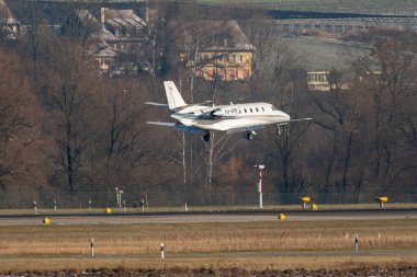 Zürih, İsviçre, 14 Ocak 2024 YU-SPB Pembe Cessna 560XL XLS uçağı Davos 'taki dünya ekonomik forumu sırasında 14. piste yaklaşmaktadır.