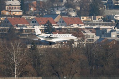 Zürih, İsviçre, 14 Ocak 2024 YU-SPB Pembe Cessna 560XL XLS uçağı Davos 'taki dünya ekonomik forumu sırasında 14. piste yaklaşmaktadır.