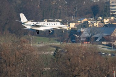Zürih, İsviçre, 14 Ocak 2024 YU-SPB Pembe Cessna 560XL XLS uçağı Davos 'taki dünya ekonomik forumu sırasında 14. piste yaklaşmaktadır.