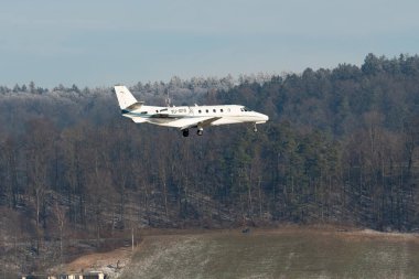 Zürih, İsviçre, 14 Ocak 2024 YU-SPB Pembe Cessna 560XL XLS uçağı Davos 'taki dünya ekonomik forumu sırasında 14. piste yaklaşmaktadır.