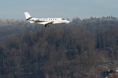Zürih, İsviçre, 14 Ocak 2024 YU-SPB Pembe Cessna 560XL XLS uçağı Davos 'taki dünya ekonomik forumu sırasında 14. piste yaklaşmaktadır.
