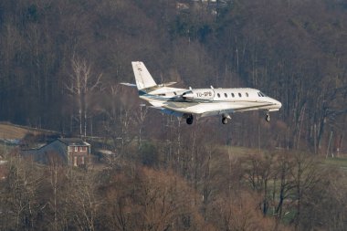 Zürih, İsviçre, 14 Ocak 2024 YU-SPB Pembe Cessna 560XL XLS uçağı Davos 'taki dünya ekonomik forumu sırasında 14. piste yaklaşmaktadır.