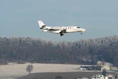 Zürih, İsviçre, 14 Ocak 2024 YU-SPB Pembe Cessna 560XL XLS uçağı Davos 'taki dünya ekonomik forumu sırasında 14. piste yaklaşmaktadır.