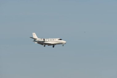 Zürih, İsviçre, 14 Ocak 2024 YU-SPB Pembe Cessna 560XL XLS uçağı Davos 'taki dünya ekonomik forumu sırasında 14. piste yaklaşmaktadır.