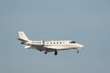 Zürih, İsviçre, 14 Ocak 2024 YU-SPB Pembe Cessna 560XL XLS uçağı Davos 'taki dünya ekonomik forumu sırasında 14. piste yaklaşmaktadır.