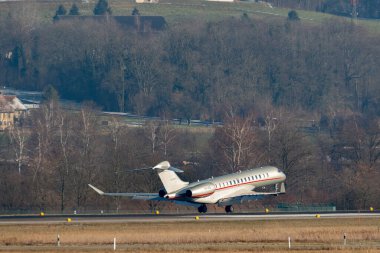 Zürih, İsviçre, 14 Ocak 2024 9H-VIB vista Jet Bombardier Global 7500 uçakları Davos 'taki dünya ekonomik forumu sırasında 14. piste iniyor.