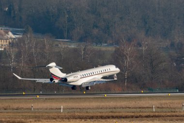 Zürih, İsviçre, 14 Ocak 2024 N-176QS Net Jets Global 7500 uçakları Davos 'taki dünya ekonomik forumu sırasında 14. piste iniyor.