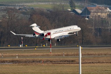 Zürih, İsviçre, 14 Ocak 2024 N-176QS Net Jets Global 7500 uçakları Davos 'taki dünya ekonomik forumu sırasında 14. piste iniyor.