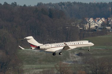 Zürih, İsviçre, 14 Ocak 2024 N-176QS Net Jets Global 7500 uçakları Davos 'taki dünya ekonomik forumu sırasında 14. piste iniyor.