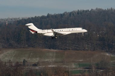 Zürih, İsviçre, 14 Ocak 2024 N-176QS Net Jets Global 7500 uçakları Davos 'taki dünya ekonomik forumu sırasında 14. piste iniyor.