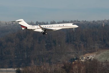 Zürih, İsviçre, 14 Ocak 2024 N-176QS Net Jets Global 7500 uçakları Davos 'taki dünya ekonomik forumu sırasında 14. piste iniyor.