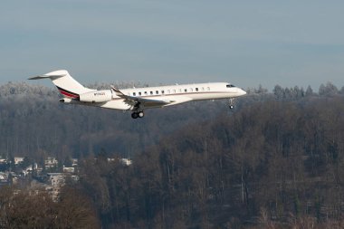 Zürih, İsviçre, 14 Ocak 2024 N-176QS Net Jets Global 7500 uçakları Davos 'taki dünya ekonomik forumu sırasında 14. piste iniyor.
