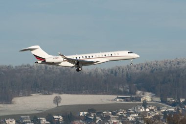 Zürih, İsviçre, 14 Ocak 2024 N-176QS Net Jets Global 7500 uçakları Davos 'taki dünya ekonomik forumu sırasında 14. piste iniyor.