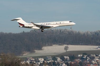 Zürih, İsviçre, 14 Ocak 2024 N-176QS Net Jets Global 7500 uçakları Davos 'taki dünya ekonomik forumu sırasında 14. piste iniyor.