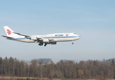 Zürih, İsviçre, 14 Ocak 2024 B-2480 Air China Boeing 747-89L uçakları Davos 'taki dünya ekonomik forumu sırasında 14. piste iniyor.