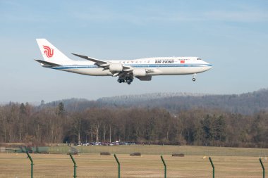 Zürih, İsviçre, 14 Ocak 2024 B-2480 Air China Boeing 747-89L uçakları Davos 'taki dünya ekonomik forumu sırasında 14. piste iniyor.