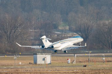 Zürih, İsviçre, 14 Ocak 2024 N-121RS Solairus Havacılık Bombacısı Global 7500 uçağı, Davos 'taki dünya ekonomik forumu sırasında 14. piste yaklaşmaktadır.