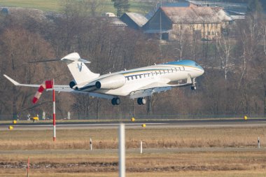Zürih, İsviçre, 14 Ocak 2024 N-121RS Solairus Havacılık Bombacısı Global 7500 uçağı, Davos 'taki dünya ekonomik forumu sırasında 14. piste yaklaşmaktadır.