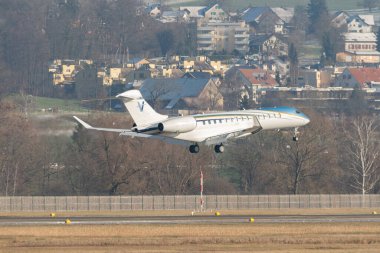 Zürih, İsviçre, 14 Ocak 2024 N-121RS Solairus Havacılık Bombacısı Global 7500 uçağı, Davos 'taki dünya ekonomik forumu sırasında 14. piste yaklaşmaktadır.