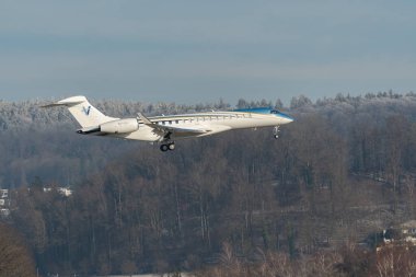 Zürih, İsviçre, 14 Ocak 2024 N-121RS Solairus Havacılık Bombacısı Global 7500 uçağı, Davos 'taki dünya ekonomik forumu sırasında 14. piste yaklaşmaktadır.
