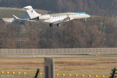 Zürih, İsviçre, 14 Ocak 2024 N-121RS Solairus Havacılık Bombacısı Global 7500 uçağı, Davos 'taki dünya ekonomik forumu sırasında 14. piste yaklaşmaktadır.