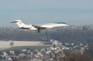 Zürih, İsviçre, 14 Ocak 2024 N-121RS Solairus Havacılık Bombacısı Global 7500 uçağı, Davos 'taki dünya ekonomik forumu sırasında 14. piste yaklaşmaktadır.