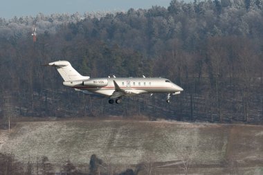 Zürih, İsviçre, 14 Ocak 2024 9H-VCS Vista Jet Bombardıman uçağı 350 uçak Davos 'taki dünya ekonomik forumu sırasında 14. piste iniyor.