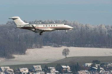 Zürih, İsviçre, 14 Ocak 2024 9H-VCS Vista Jet Bombardıman uçağı 350 uçak Davos 'taki dünya ekonomik forumu sırasında 14. piste iniyor.