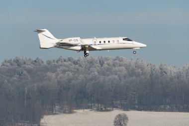 Zürih, İsviçre, 14 Ocak 2024 VP-CIO Learjet 60 uçağı Davos 'taki dünya ekonomik forumu sırasında 14. piste yaklaşırken...