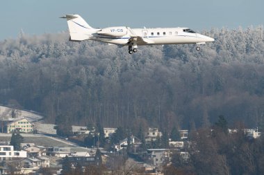 Zürih, İsviçre, 14 Ocak 2024 VP-CIO Learjet 60 uçağı Davos 'taki dünya ekonomik forumu sırasında 14. piste yaklaşırken...