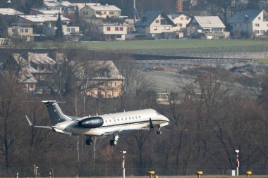 Zürih, İsviçre, 14 Ocak 2024 D-AJET Vista Vista Jet Embraer 650E uçağı Davos 'taki dünya ekonomik forumu sırasında 14. piste yaklaşırken...