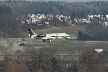 Zürih, İsviçre, 14 Ocak 2024 D-AJET Vista Vista Jet Embraer 650E uçağı Davos 'taki dünya ekonomik forumu sırasında 14. piste yaklaşırken...