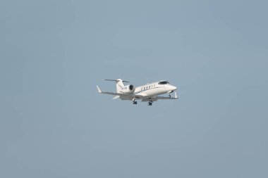 Zürih, İsviçre, 14 Ocak 2024 VP-CIO Learjet 60 uçağı Davos 'taki dünya ekonomik forumu sırasında 14. piste yaklaşırken...