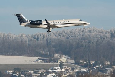 Zürih, İsviçre, 14 Ocak 2024 D-AJET Vista Vista Jet Embraer 650E uçağı Davos 'taki dünya ekonomik forumu sırasında 14. piste yaklaşırken...