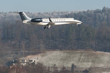 Zürih, İsviçre, 14 Ocak 2024 D-AJET Vista Vista Jet Embraer 650E uçağı Davos 'taki dünya ekonomik forumu sırasında 14. piste yaklaşırken...