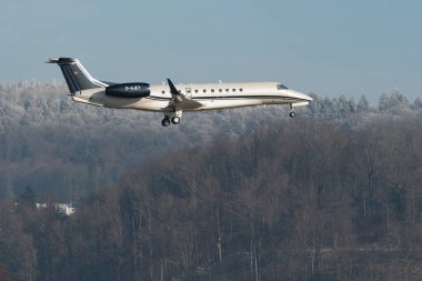 Zürih, İsviçre, 14 Ocak 2024 D-AJET Vista Vista Jet Embraer 650E uçağı Davos 'taki dünya ekonomik forumu sırasında 14. piste yaklaşırken...