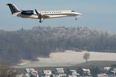 Zürih, İsviçre, 14 Ocak 2024 D-AJET Vista Vista Jet Embraer 650E uçağı Davos 'taki dünya ekonomik forumu sırasında 14. piste yaklaşırken...