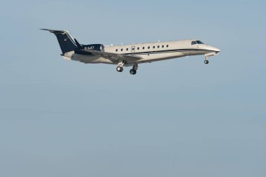 Zürih, İsviçre, 14 Ocak 2024 D-AJET Vista Vista Jet Embraer 650E uçağı Davos 'taki dünya ekonomik forumu sırasında 14. piste yaklaşırken...