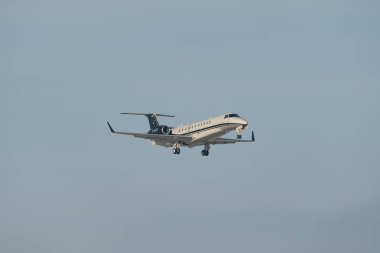 Zürih, İsviçre, 14 Ocak 2024 D-AJET Vista Vista Jet Embraer 650E uçağı Davos 'taki dünya ekonomik forumu sırasında 14. piste yaklaşırken...