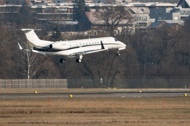 Zürih, İsviçre, 14 Ocak 2024 D-AHOI Vista Jet Embraer 650 uçağı Davos 'taki dünya ekonomik forumu sırasında 14. piste iniyor.