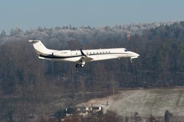 Zürih, İsviçre, 14 Ocak 2024 D-AHOI Vista Jet Embraer 650 uçağı Davos 'taki dünya ekonomik forumu sırasında 14. piste iniyor.