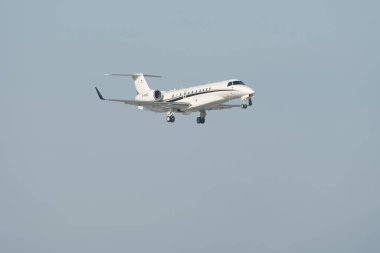Zürih, İsviçre, 14 Ocak 2024 D-AHOI Vista Jet Embraer 650 uçağı Davos 'taki dünya ekonomik forumu sırasında 14. piste iniyor.